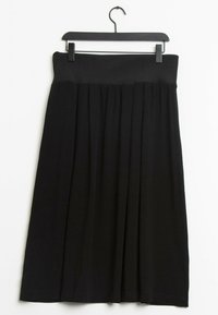 Musta laskostettu hame joustavalla vyötärönauhalla, mustassa henkarissa, sileällä kangaspinnalla ja puolipitkällä mallilla.