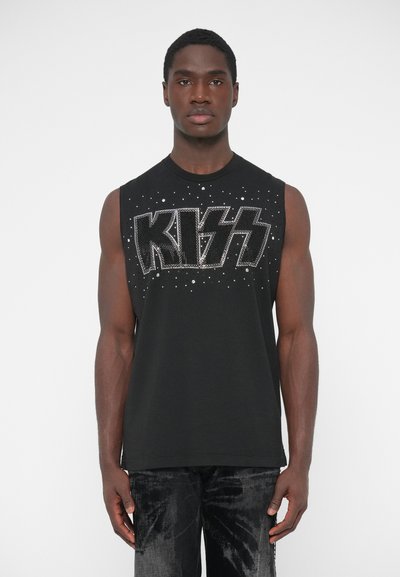 Fekete ujjatlan póló, ezüst strasszokkal kirakott "KISS" felirattal, klasszikus kerek nyakkivágással és puha pamut anyagból.