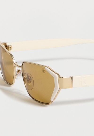 Γυαλιά ηλίου με χρυσό πλαίσιο, καφέ χρωματισμένους φακούς και μπεζ βραχίονες, με διακριτικό λογότυπο «R» στον φακό και στο βραχίονα.