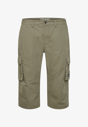 Bermudas cargo de color verde oliva, hechas de una tela ligera, con bolsillos laterales y cierre de botón, con costuras decorativas y un ajuste cómodo.