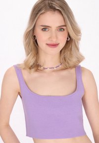 Top scurt violet cu decolteu pătrat și bretele groase. Fabricat dintr-un material moale, texturat, având o siluetă ajustată.