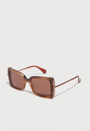 Lunettes de soleil rectangulaires marron avec des montures épaisses et des branches fines en métal sur un fond blanc uni.