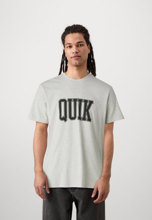 Szara bawełniana koszulka z krótkim rękawem z dużym czarnym nadrukiem "QUIK" z przodu i luźnym krojem.
