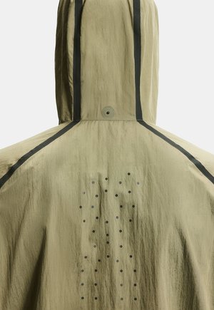 Béžová bunda s kapucňou zobrazená zozadu s čiernymi vertikálnymi reflexnými pásmi a vzorom malých čiernych bodiek na hornej časti chrbta.