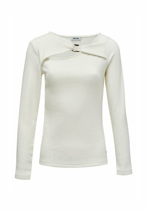 Top de manga larga de canalé en color crema con un detalle de escote retorcido que presenta un acento de anillo dorado en el centro delantero.