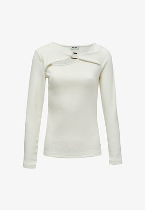 Top de manga larga de canalé en color crema con un detalle de escote retorcido que presenta un acento de anillo dorado en el centro delantero.