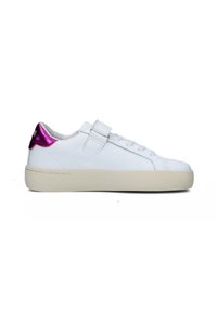 Sneaker bianca con tomaia in pelle liscia, linguetta sul tallone metallica viola a contrasto, cinturino regolabile e suola in gomma color crema.