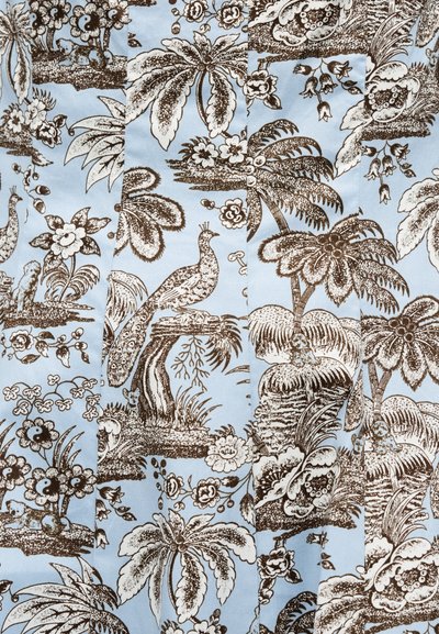 Μπλε ύφασμα με περίπλοκες καφέ απεικονίσεις παγωνιών, φοίνικες, λουλουδιών και φυλλωμάτων σε vintage στυλ toile.