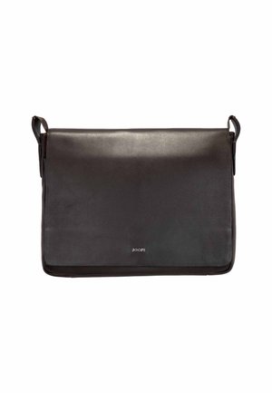 Sac messager en cuir noir avec un rabat avant et un petit logo argenté centré près du bas du rabat.