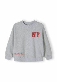 Grijze sweatshirt met een ronde hals, lange mouwen en geribbelde manchetten. Bevat rode 'NY' letters en 'New York City' borduursel in het rood.