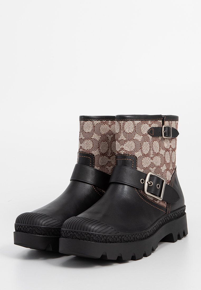 Schwarze Leder-Stiefeletten mit gemustertem Canvas, zwei verstellbaren Schnallen, strukturiertem Gummisohle und rundem Zehenbereich.