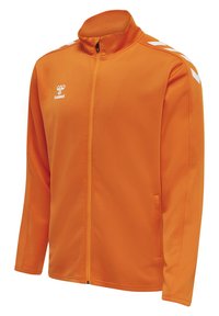 Oranje zip-up jack van glad materiaal. Kenmerken zijn een hoge kraag, een wit logo en chevronaccenten op de mouwen, en zijzakken.