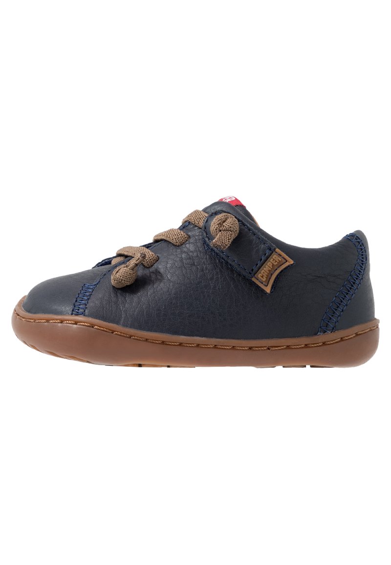 Scarpa in pelle blu con punta rotonda, lacci marroni e suola in gomma flessibile. Presenta un design cucito e un'etichetta del marchio sul lato.