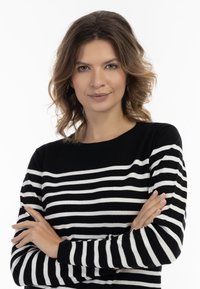 Pulover cu dungi alb-negru, cu guler rotund, mâneci lungi și o textură moale. Dungile sunt uniform distanțate și îndrăznețe.