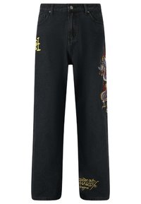 Pantalones de mezclilla negra con diseño de dragón bordado en la pierna derecha y logo de la marca en amarillo en el bolsillo frontal izquierdo.