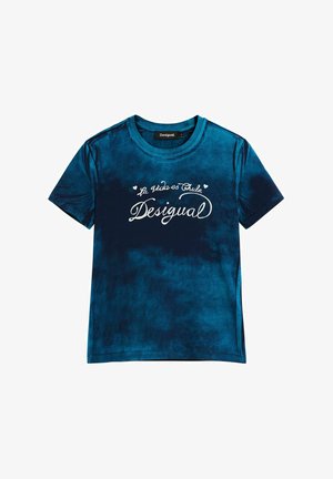 Tricou albastru cu mâneci scurte și model tie-dye, cu text alb scris de mână „La vida es Chula” și „Desigual” pe față, guler rotund, etichetă de brand pe interiorul gulerului.