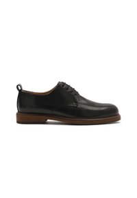 Scarpe da uomo in pelle nera con una finitura liscia, punta rotonda, design con lacci e suola in legno marrone a contrasto.