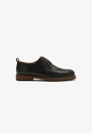 Chaussure habillée en cuir noir avec une finition lisse, bout arrondi, design à lacets et une semelle en bois marron contrastante.