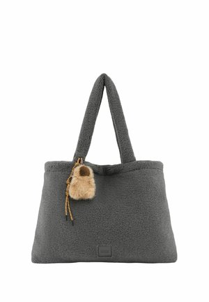 Bolso tote de felpa gris con asas cortas y un pequeño llavero de piel beige unido a la parte superior frontal.