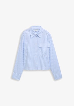 Camicia corta con bottoni in righe verticali azzurro chiaro e bianco, con colletto classico, maniche lunghe e tasca sul petto.