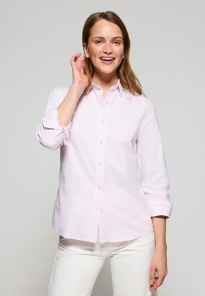 Lichtroze overhemdd met lange mouwen en dunne witte strepen, met knoopsluiting aan de voorkant en opgerolde manchetten. Zacht materiaal met een standaard kraag en een logoprint op de borst.