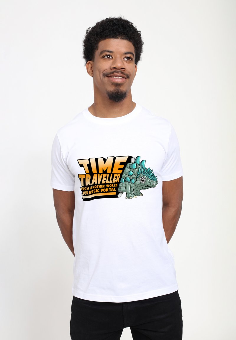 Bílý bavlněný tričko s potiskem kresleného dinosaura s modrými hroty a textem "CESTOVATEL ČASEM Z JINÉHO SVĚTA JURASSIC PORTAL."