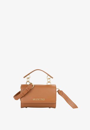 Petit sac à main Valentino en cuir marron clair avec poignée supérieure, bandoulière réglable, ferrures dorées, et logo embossé sur le rabat avant et l'étiquette de la bandoulière.