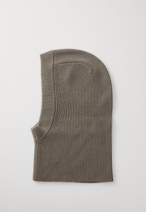 Gebreide balaclava in een gedempte bruine kleur. Heeft een geribbelde textuur en een aansluitend ontwerp met een verlengde vorm. Geen zichtbare accenten of patronen.