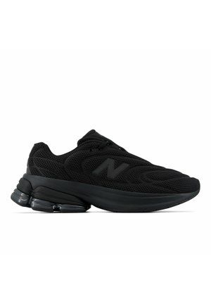 Baskets de sport noires avec dessus en mesh, semelle rembourrée et logo de marque "N" sur le côté, montrées en profil sur fond blanc.