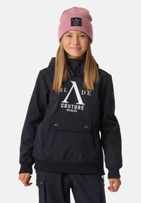 Felpa nera con cappuccio e tasca frontale, con logo bianco. Accompagnata da un berretto a maglia rosa, texture liscia e vestibilità comoda.