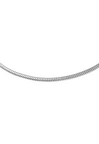 Zilveren ketting met een flexibele, gladde textuur en in elkaar grijpende schakels, die soepel over een witte achtergrond gebogen is.