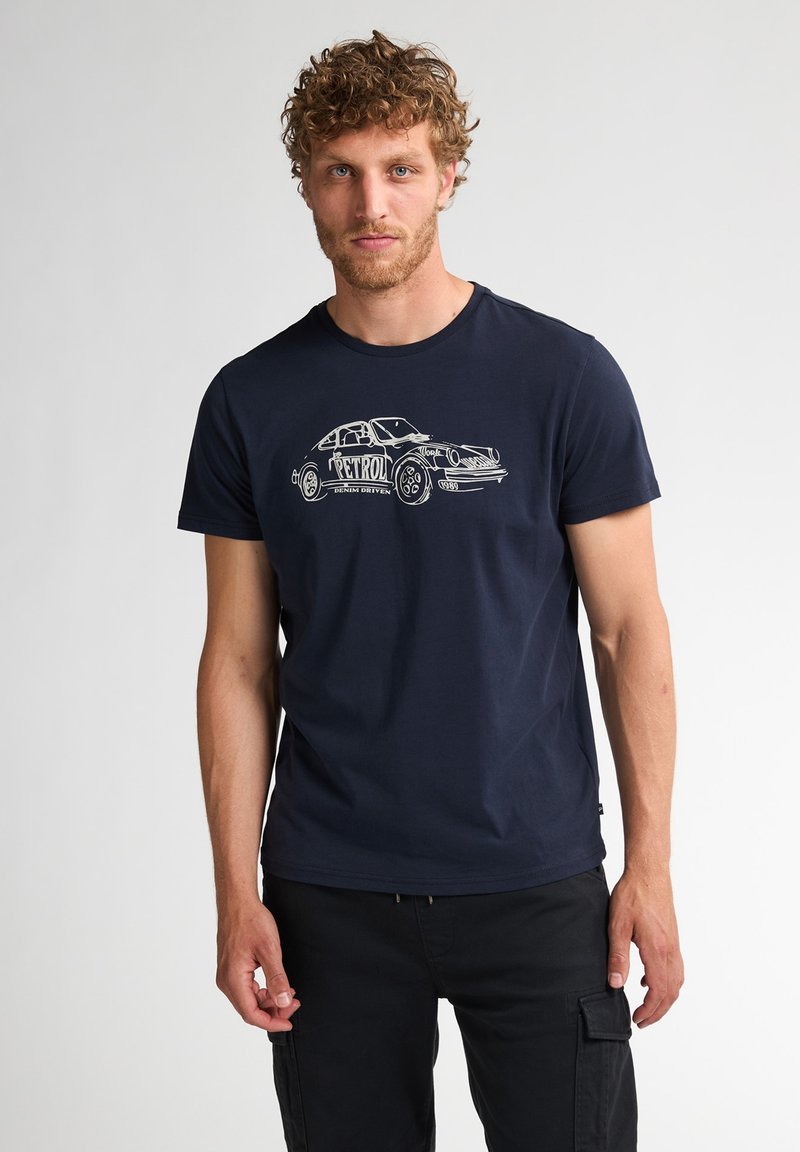 Navy modrá bavlněná tričko s bílou grafikou auta a textem "PETROL". Krátké rukávy a kulatý výstřih, hladká textura.