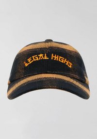 Cappello a quadri nero e giallo con visiera curva. "LEGAL HIGHS" è ricamato in arancione sul frontale. Il tessuto sembra testurizzato.