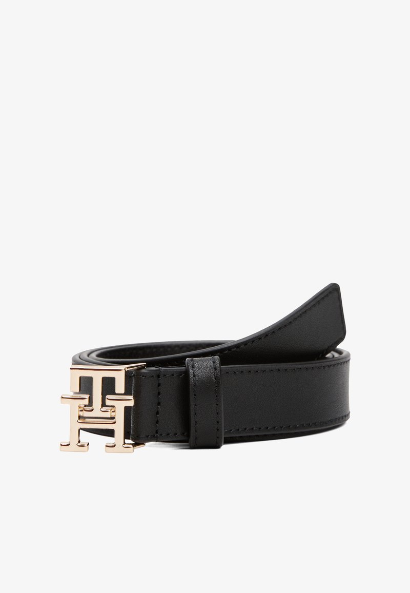 Cintura in pelle nera con fibbia logo in metallo tono oro, design elegante, texture liscia e profilo sottile.