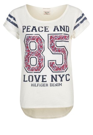 Biała koszula z krótkim rękawem, z granatowymi paskami na rękawach, kwiatowym nadrukiem z numerem 85 oraz tekstem "Peace and Love NYC Hilfiger Denim" z przodu.