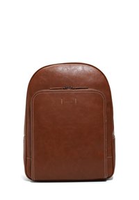 Mochila de cuero marrón con una textura suave, parte superior redondeada, cierre central con cremallera y acentos de costura blanca en el panel frontal y los lados.