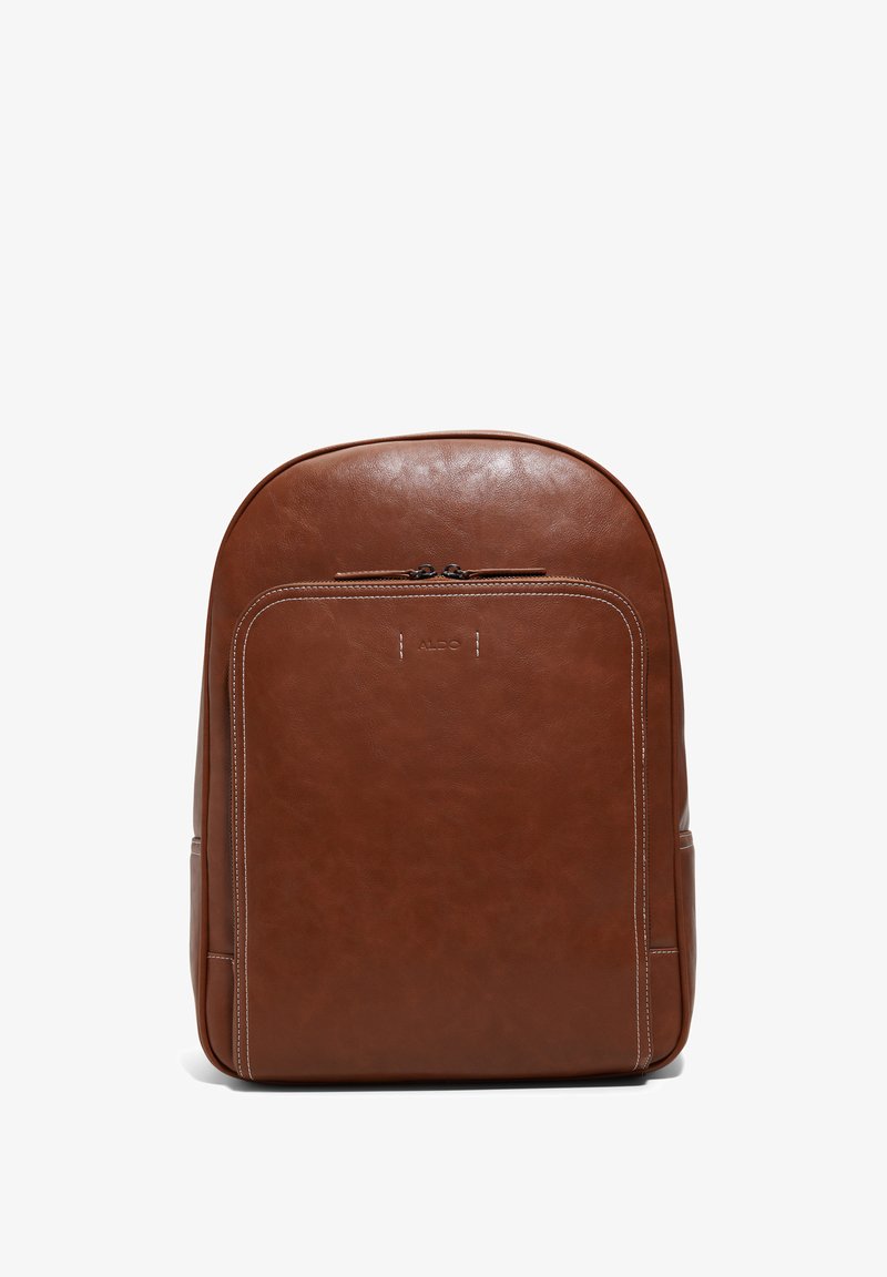 Hnědý kožený batoh s hladkým povrchem, zaobleným vrškem, centrálním zipovým uzavřením a bílými švy na předním panelu a po stranách.