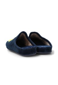 Par de zapatillas de terciopelo azul marino sin talón con suave forro interior beige, vistas desde la parte posterior sobre un fondo blanco.