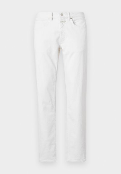 Valkoiset suorat farkut, joissa on viisi taskua, nappisuljenta ja klassinen istuvuus, jossa on vain vähän tekstuuria.