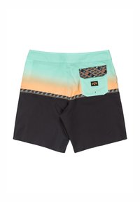 Shorts de bain pour hommes avec un dégradé de teal à orange, un bas noir, un accent à motif sur la poche arrière et un patch logo.