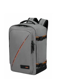 Grijze stoffen rugzak met een gestructureerd ontwerp, oranje accenten, dubbele zijgespen en een bovenhandvat. Beschikt over een ritsvak aan de voorkant.