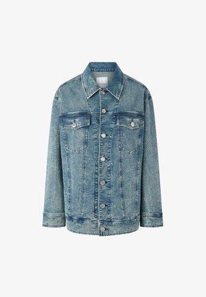 Veste en denim bleu clair au design classique avec deux poches poitrine, boutons argentés et une texture légèrement usée.