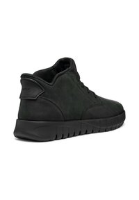 Bottines en cuir noir avec une surface lisse, un bout rond, un col rembourré et une semelle en caoutchouc épaisse avec des rainures horizontales.