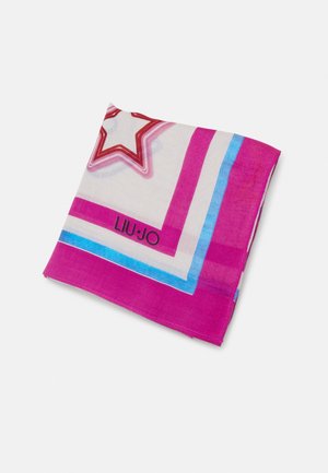 Taiteltu vaaleanpunainen ja valkoinen huivi, jossa siniset raidat, punainen tähtikuvio ja valkoisella taustalla teksti "LIU·JO".