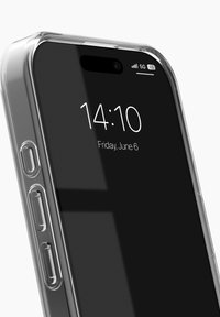 Smartfon z czarnym ekranem wyświetlającym godzinę i datę. Urządzenie ma przezroczyste etui, dwa przyciski oraz przedni aparat fotograficzny.