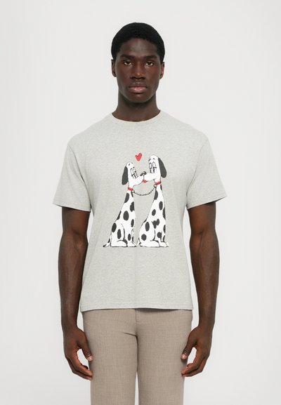 Pilkas trumpa rankovė t-shirt su grafika, vaizduojančia du juodais dėmėtais šunis su širdimi, pagaminta iš švelnaus medvilninio audinio.