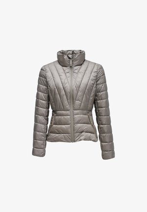 Jasnoszara pikowana kurtka damska z wysokim kołnierzem, ukośnymi przeszyciami na przodzie oraz kieszeniami bocznymi na zamek.