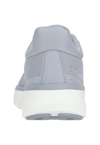 Chaussure de sport grise avec une tige en mesh, un col rembourré et une semelle blanche rembourrée. Texture à motifs sur le talon et détail du logo.
