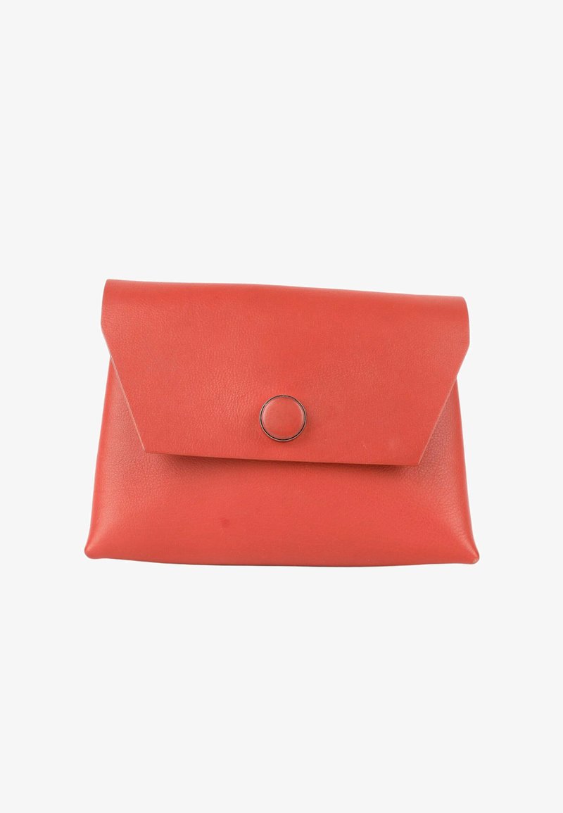 Petit clutch enveloppe en cuir rouge avec une fermeture par bouton rond sur le rabat avant, isolé sur fond blanc.