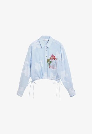 Camicia azzurra chiaro corta con bottoni, decorata con un motivo floreale bianco, bottoni multicolori e una piccola tasca con un disegno di fiore rosso.